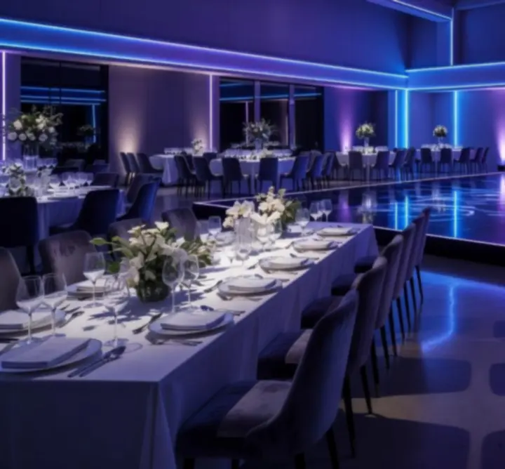 Modern, prémium After Dark Events rendezvényhelyszín neon fényekkel és színpaddal