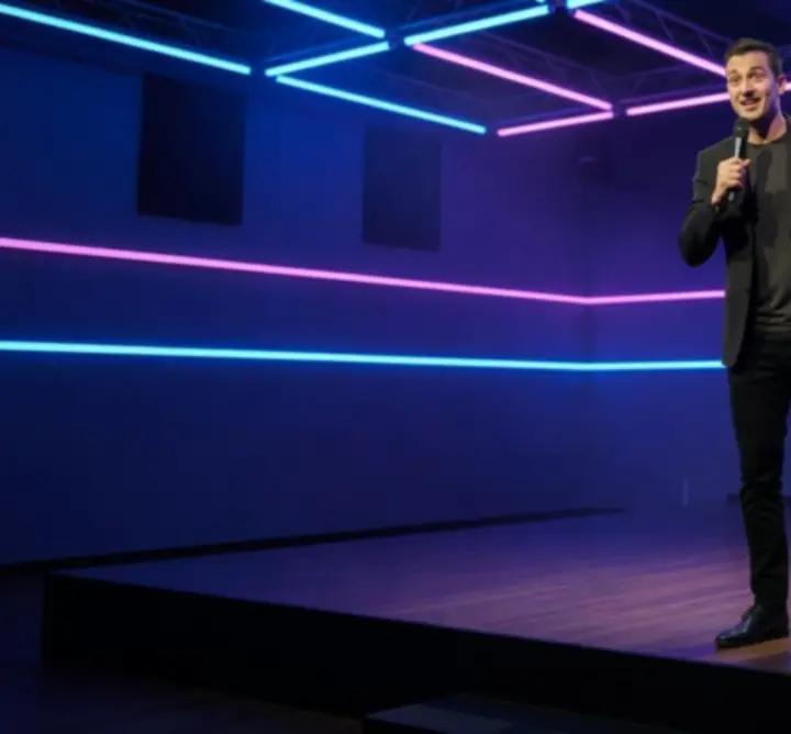 Stand-up humorista fellépés közben színpadon